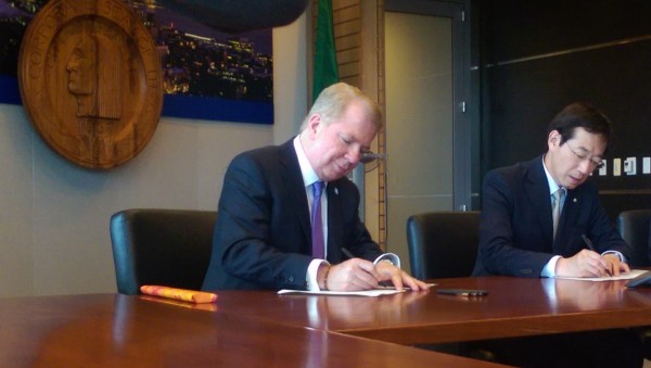Seattle's Mayor Ed Murray and Mayor Hisamoto signing an agreement of exchange between Seattle and Kobe's aerospace and IT industries