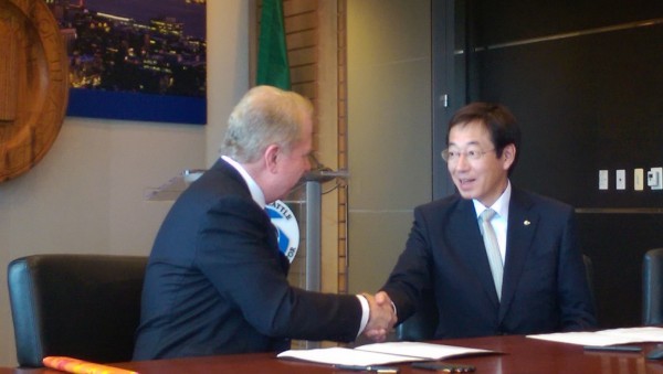Seattle Mayor Ed Murray and Mayor Hisamoto shake hands after signing the Letter of Intent for business exchange
